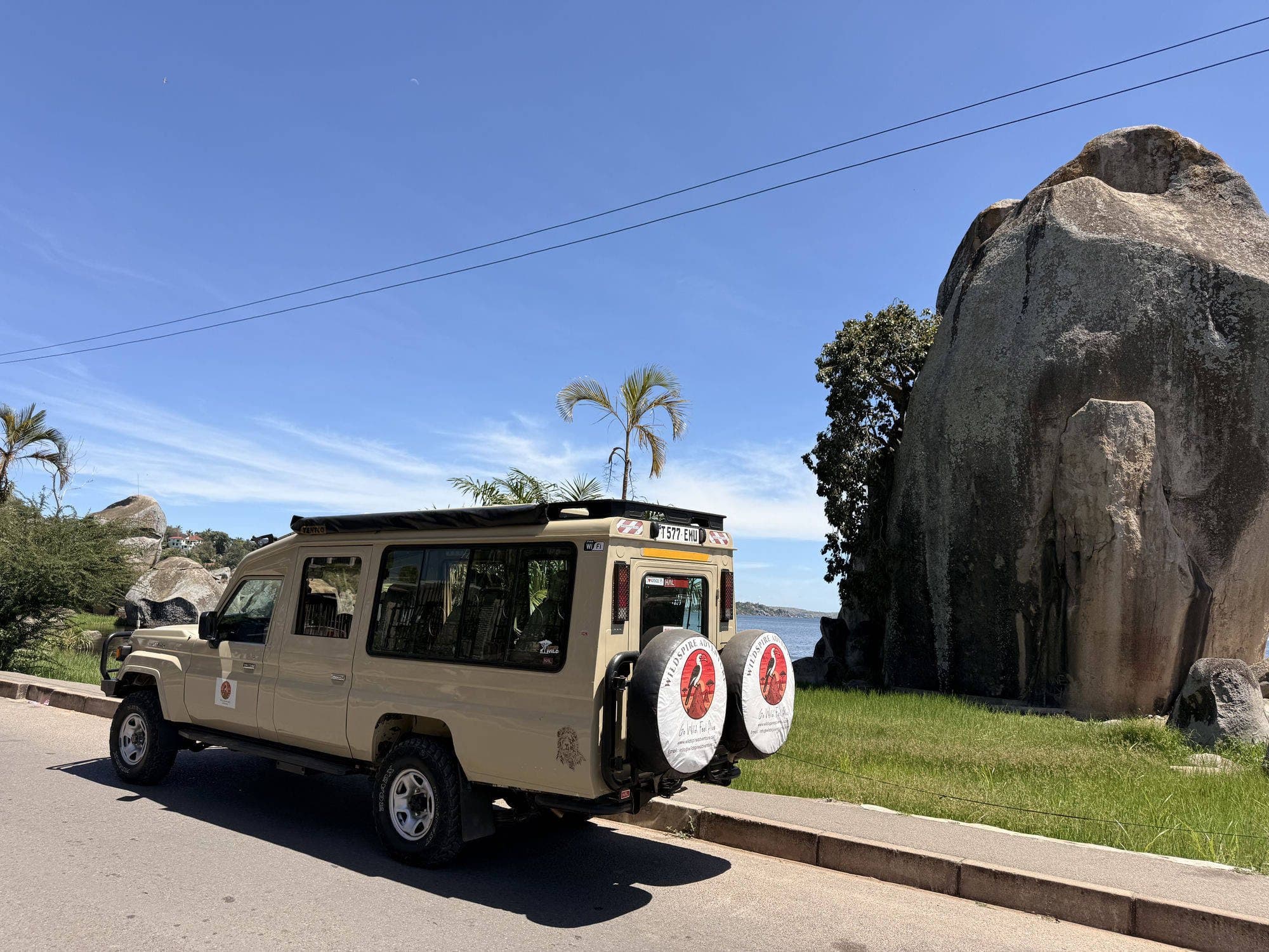 Véhicule de safari Wildspire au bord du lac Victoria, devant les rochers de granit de Mwanza, en Tanzanie